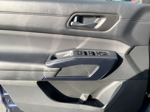 Used 2025 Nissan Pathfinder SV image 21