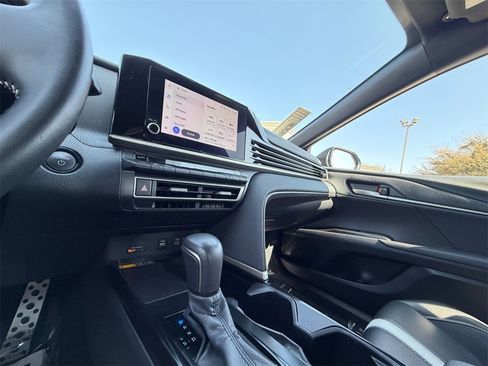 Used 2025 Toyota Camry SE image 15