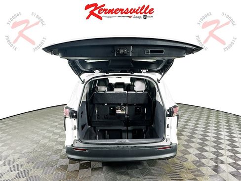 Used 2024 Toyota Sienna LE image 29