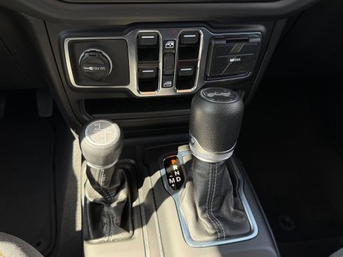 Used 2025 Jeep Wrangler Unlimited Sahara AWD/4WD image 18