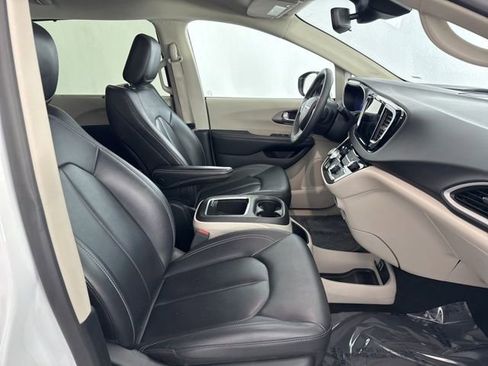 Used 2024 Chrysler Pacifica Touring-L image 25