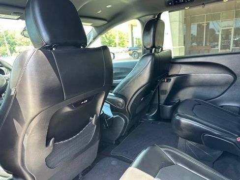 Certified 2025 Chrysler Pacifica Select FWD image 32
