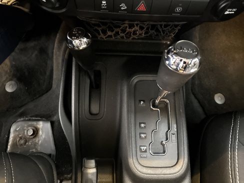 Used 2014 Jeep Wrangler Unlimited Sahara w/ Connectivity Group AWD/4WD image 31
