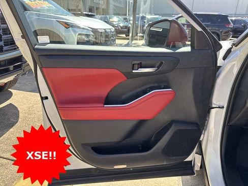 Used 2023 Toyota Highlander XSE image 12