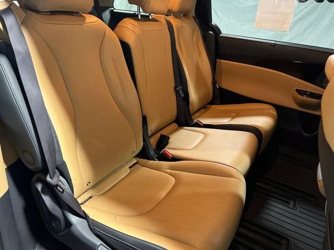 Used 2024 Kia Carnival EX FWD image 10