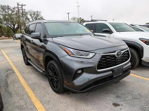 Used 2021 Toyota Highlander Limited image 6