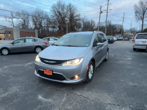 Used 2018 Chrysler Pacifica Touring-L image 3