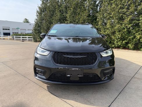 Used 2022 Chrysler Pacifica Limited w/ Uconnect Theater Family Group image 6