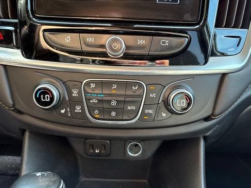 Used 2019 Chevrolet Traverse LT FWD image 9
