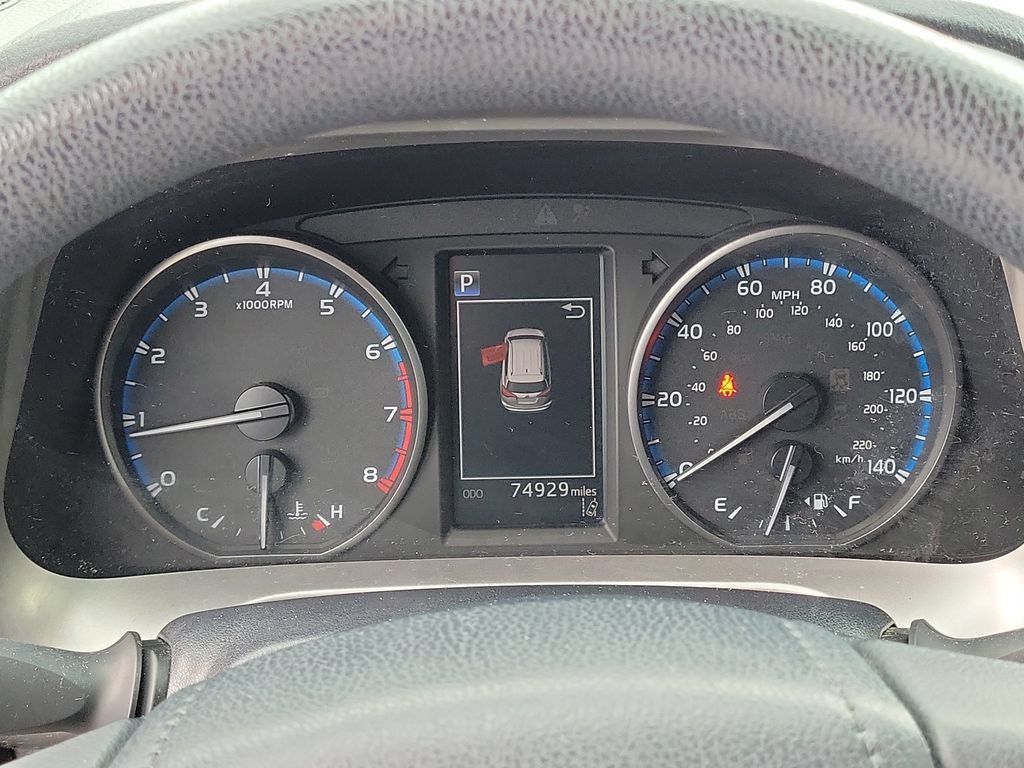 Used 2018 Toyota RAV4 LE FWD image 26