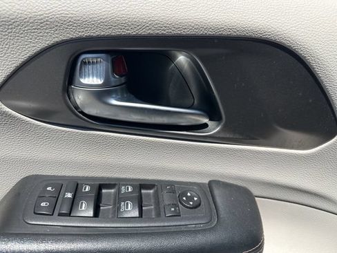 Used 2020 Chrysler Pacifica Touring FWD image 10