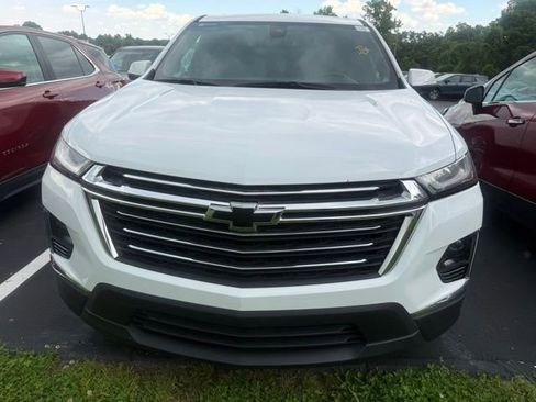 Used 2023 Chevrolet Traverse LT FWD image 2