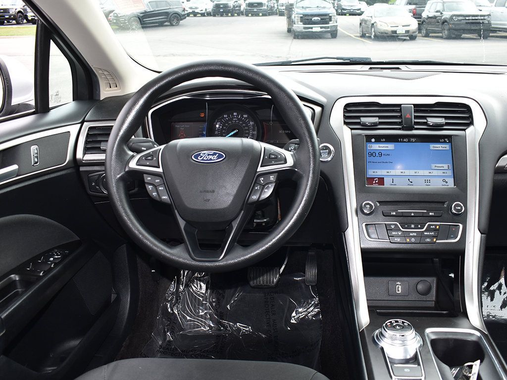 Used 2017 Ford Fusion SE w/ Fusion SE Technology Package FWD image 15