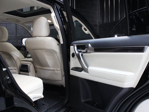 Used 2022 Lexus GX 460 Premium w/ Accessory Package AWD/4WD image 37