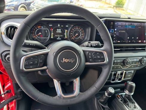 Used 2025 Jeep Wrangler Unlimited Sahara AWD/4WD image 28