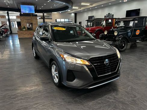 Used 2021 Nissan Kicks S FWD image 3