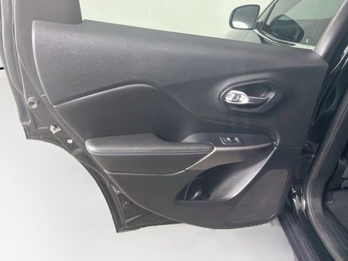 Used 2019 Jeep Cherokee Latitude Plus FWD image 27