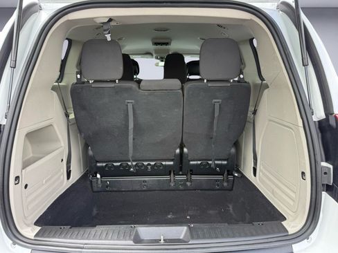 Used 2019 Dodge Grand Caravan SE w/ UConnect Hands-Free Group FWD image 7