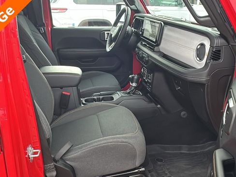 Used 2025 Jeep Wrangler Unlimited Sahara image 32