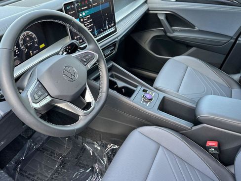 New 2026 Volkswagen Tiguan SE image 9