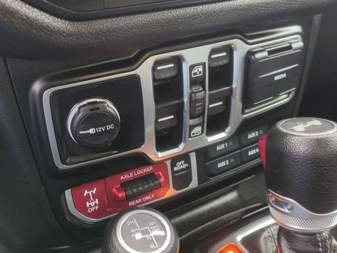 Used 2024 Jeep Wrangler Unlimited image 36