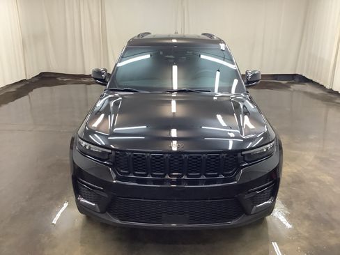 Used 2025 Jeep Grand Cherokee Limited w/ Black Appearance Package AWD/4WD image 3