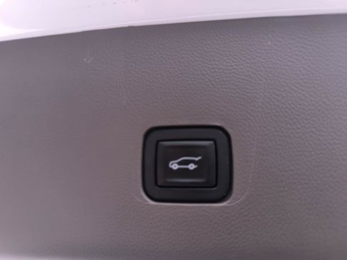 Used 2021 Chevrolet Traverse Premier FWD image 20