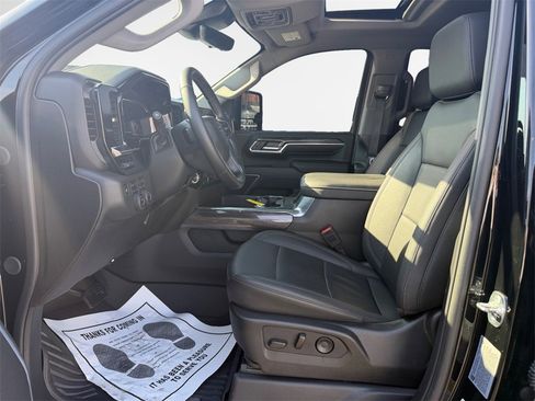 Used 2025 Chevrolet Silverado 2500 LTZ w/ LTZ Plus Package image 12