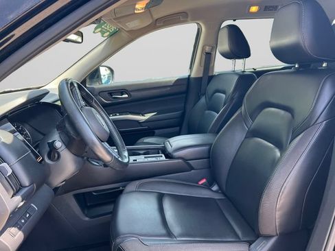 Used 2023 Nissan Pathfinder SL FWD image 11