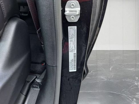 Certified 2025 Chrysler Pacifica Limited FWD image 36