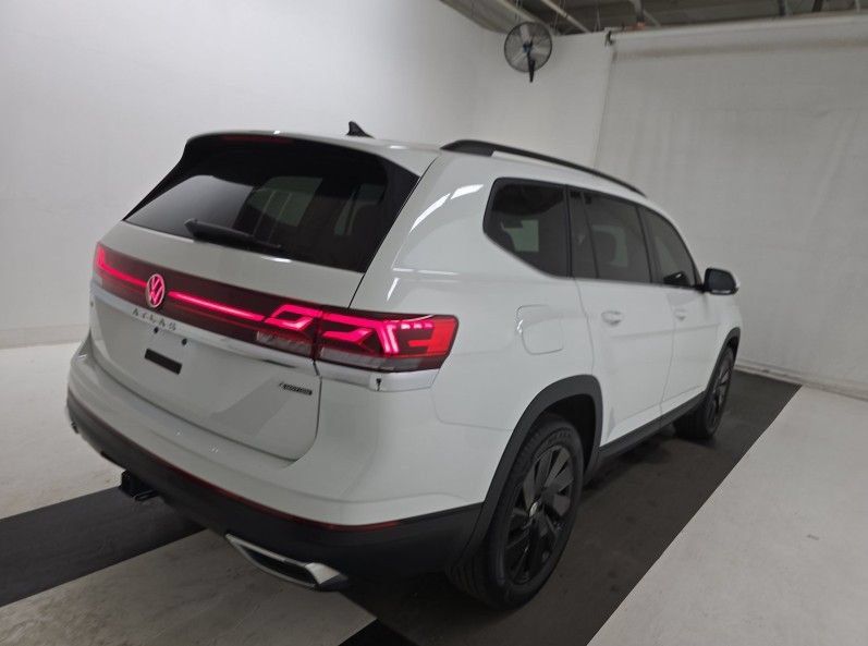 Used 2025 Volkswagen Atlas SE w/ Panoramic Sunroof Package AWD/4WD image 3