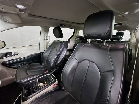 Used 2018 Chrysler Pacifica Limited image 21