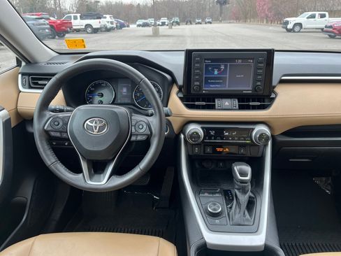 Used 2021 Toyota RAV4 XLE Premium image 23