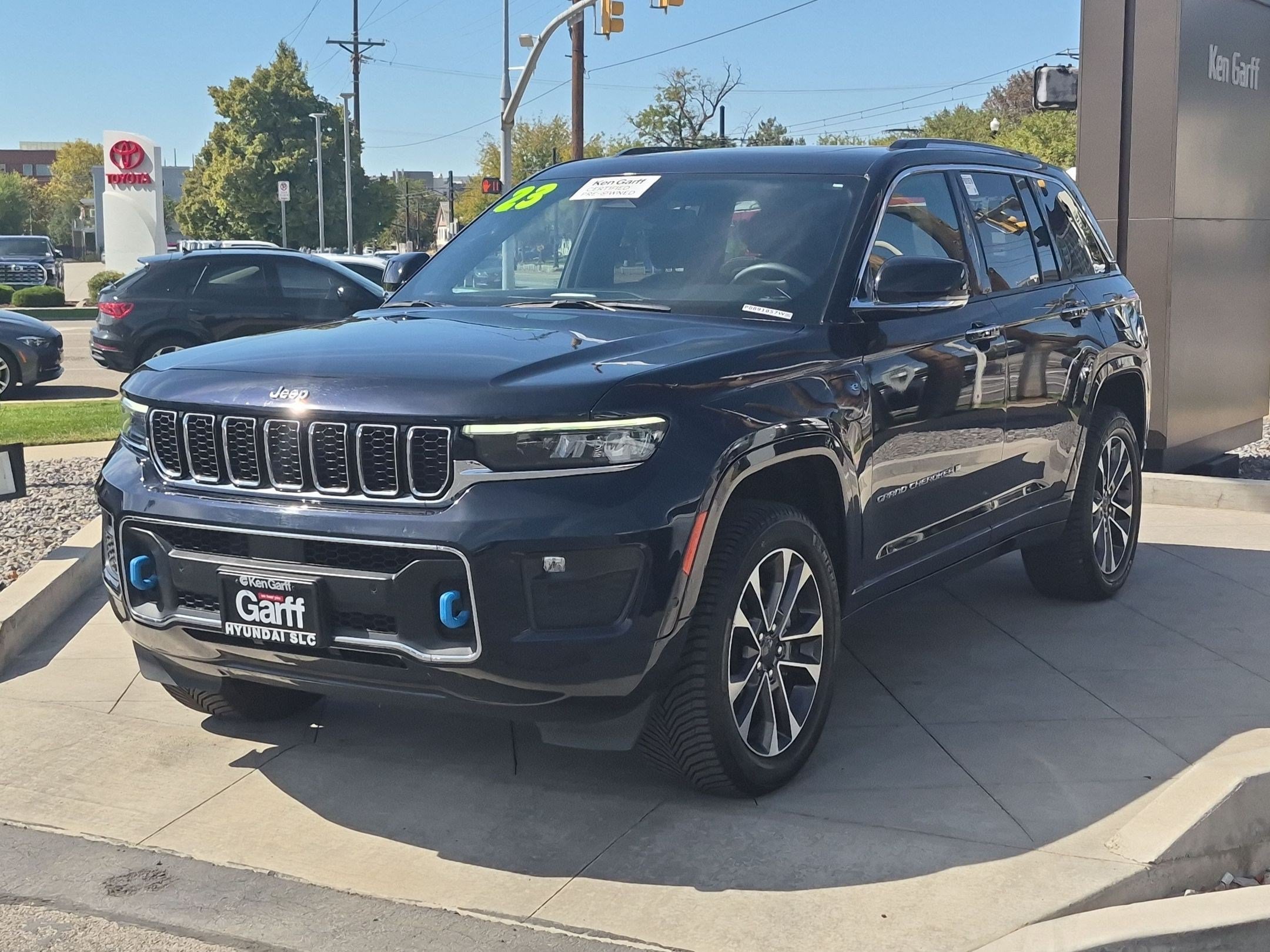 Used 2023 Jeep Grand Cherokee Overland w/ Luxury Tech Group IV AWD/4WD image 10
