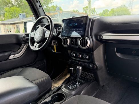 Used 2016 Jeep Wrangler Unlimited Sahara w/ Connectivity Group AWD/4WD image 18