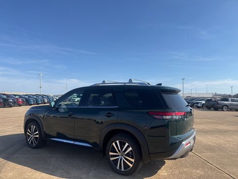 Used 2025 Nissan Pathfinder Platinum image 16