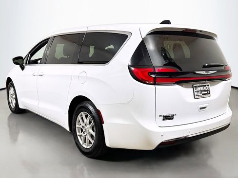 Used 2025 Chrysler Pacifica Select image 6