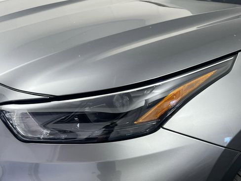 Used 2025 Toyota Highlander XLE image 11
