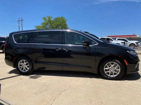Used 2024 Chrysler Pacifica Touring-L FWD image 6