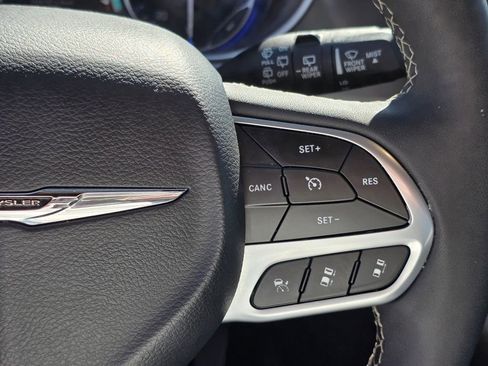 Used 2025 Chrysler Pacifica Select FWD image 17
