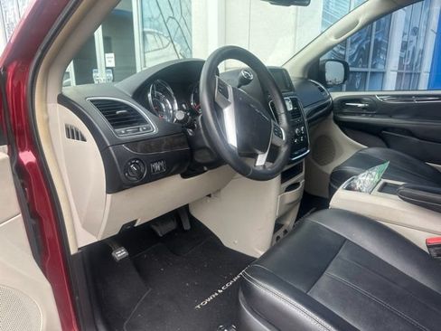Used 2016 Chrysler Town & Country LX FWD image 20