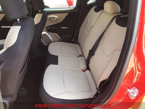 Used 2015 Jeep Renegade Latitude FWD image 14