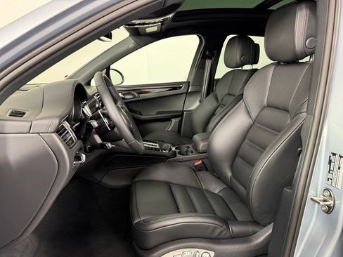 Certified 2026 Porsche Macan Turbo AWD/4WD image 5