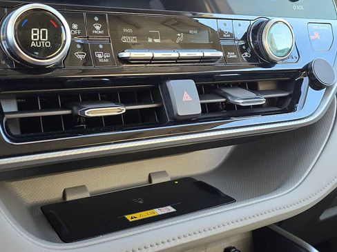 Used 2023 Toyota Highlander Platinum image 32