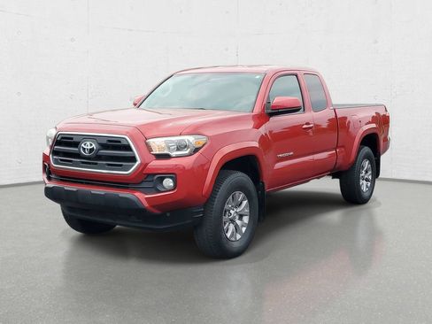 Used 2017 Toyota Tacoma SR5 AWD/4WD image 4