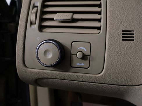 Used 2010 Buick Lucerne CXL image 33