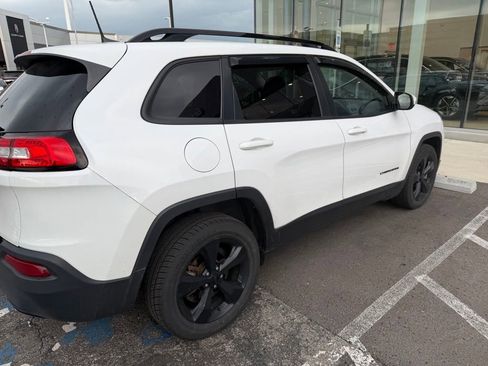 Used 2018 Jeep Cherokee Latitude w/ Altitude Package FWD image 4