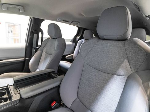 Certified 2025 Toyota Sienna LE FWD image 6