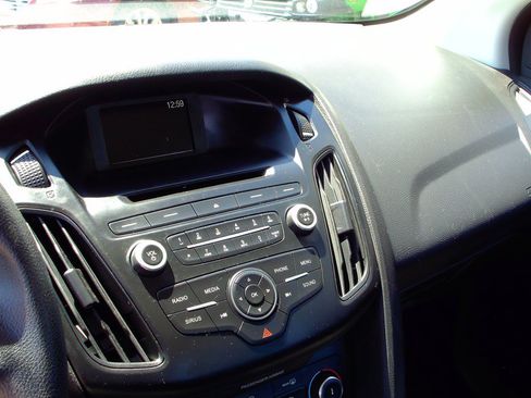 Used 2017 Ford Focus SE FWD image 9