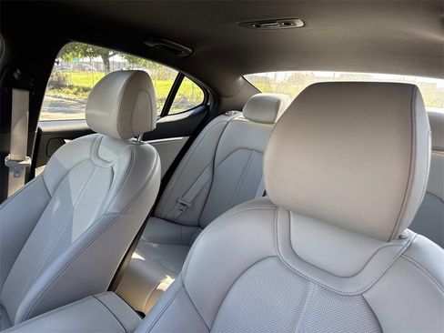 Used 2023 Genesis G70 2.0T image 22